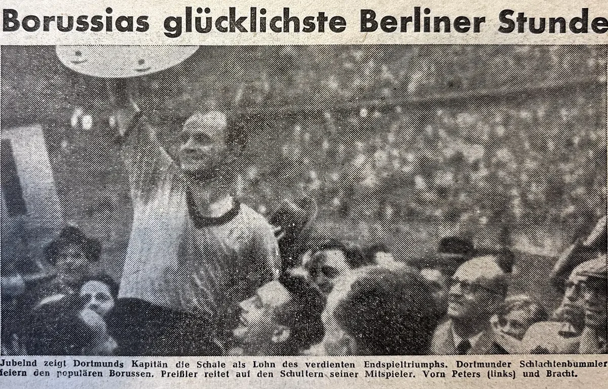 Borussia Dortmund Deutscher Meister 1956 – Alfred Preißler mit Meisterschale
