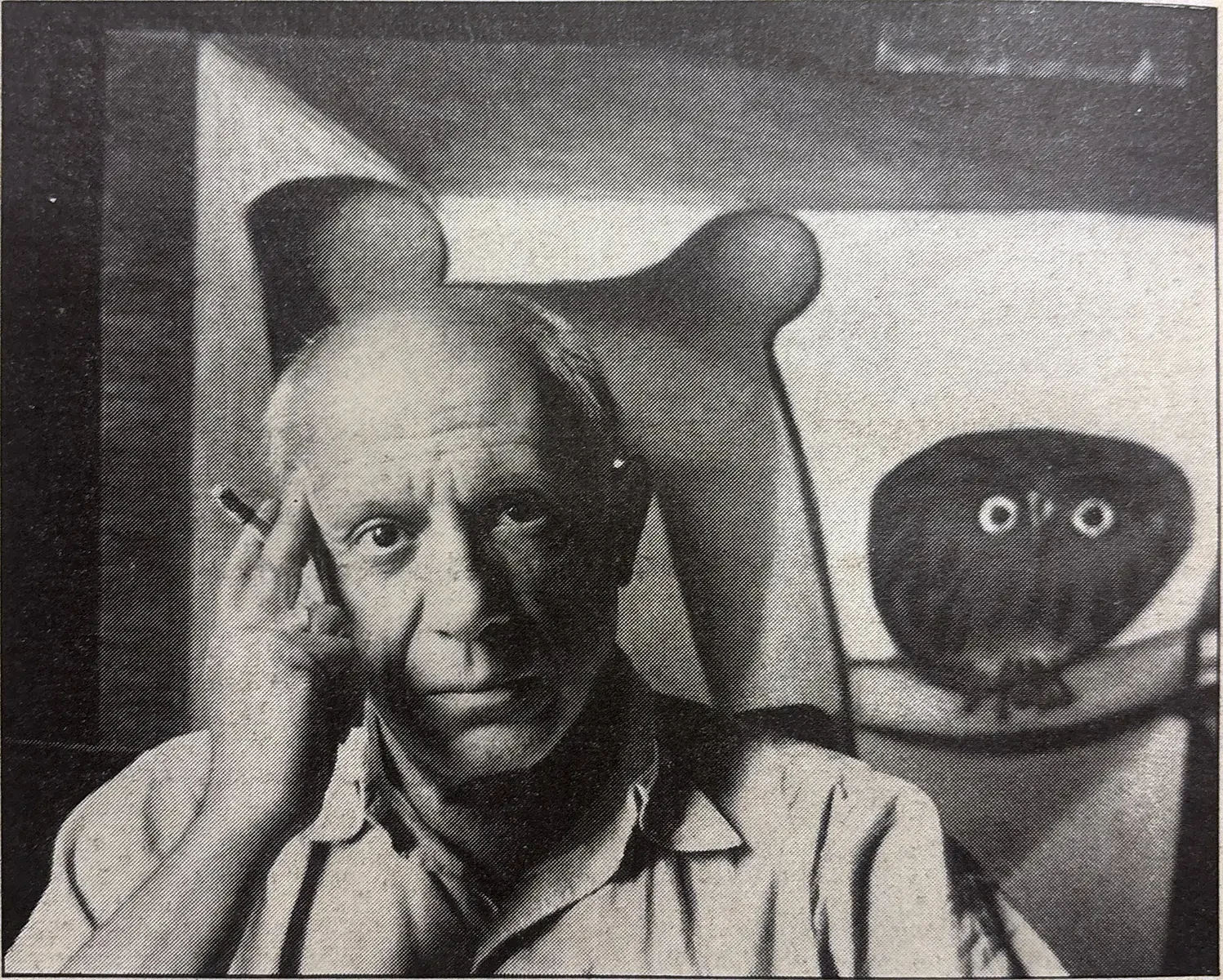 Pablo Picasso 1956 – zeitgenössische Aufnahme mit Skulptur
